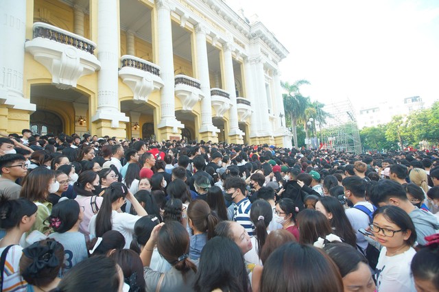 Kh&aacute;n giả ngất xỉu, BTC concert 'Việt Nam trong t&ocirc;i' tạm ngừng ph&aacute;t v&eacute; - Ảnh 1.