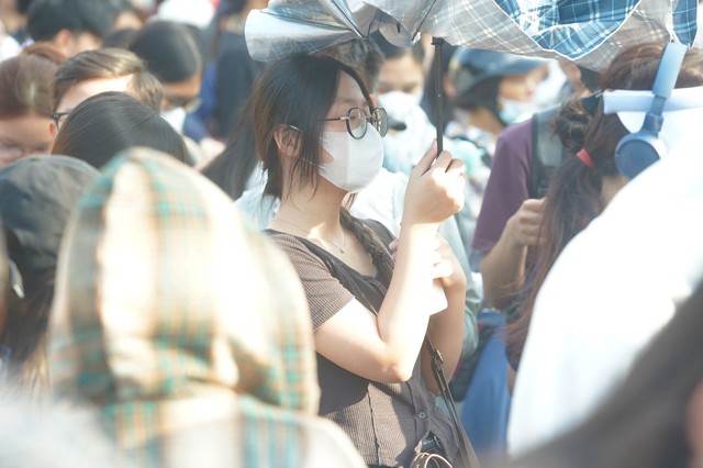 Kh&aacute;n giả ngất xỉu, BTC concert 'Việt Nam trong t&ocirc;i' tạm ngừng ph&aacute;t v&eacute; - Ảnh 3.