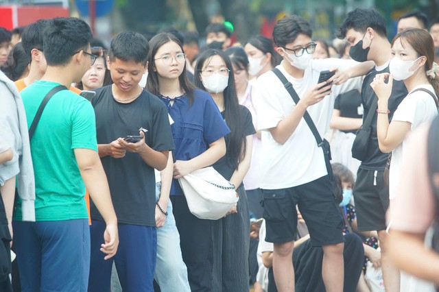 Kh&aacute;n giả ngất xỉu, BTC concert 'Việt Nam trong t&ocirc;i' tạm ngừng ph&aacute;t v&eacute; - Ảnh 2.