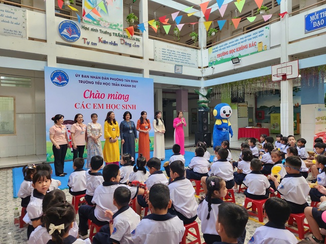 Sáng nay học sinh lớp 1 TP.HCM tựu trường: Năm học với nhiều đặc biệt bắt đầu - Ảnh 5.