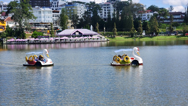 Đạp vịt (pedalo) trên hồ Xuân Hương hoạt động trở lại - Ảnh 1.
