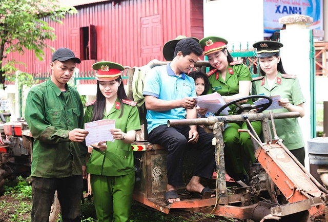 Giữ Tổ quốc bình yên: Nữ công an trẻ sáng tạo công nghệ phục vụ người dân - Ảnh 2.