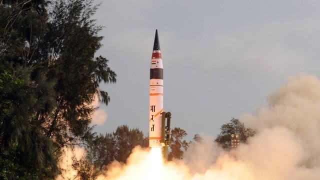 Ấn Độ phóng thành công tên lửa đạn đạo Agni - 5 tại bang Odisha - Ảnh 1.
