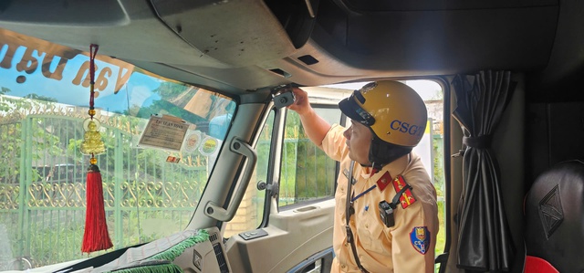 Bị CSGT phạt không thắt dây an toàn qua camera: Tài xế nói sẽ chú ý hơn- Ảnh 2.