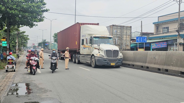Bị CSGT phạt không thắt dây an toàn qua camera: Tài xế nói sẽ chú ý hơn- Ảnh 1.