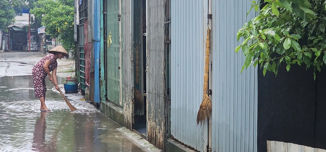 TP.HCM: Ngập sâu, người đi đường 'chôn chân' chờ nước rút - Ảnh 4. TP.HCM: Ngập sâu, người đi đường 'chôn chân' chờ nước rút - Ảnh 4.