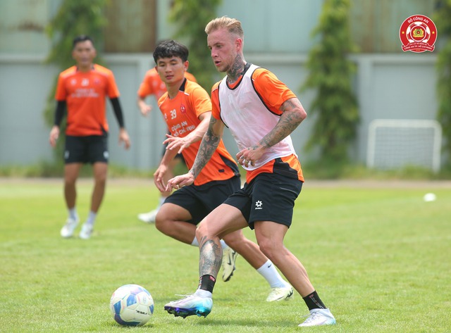 CLB C&ocirc;ng an TP.HCM đ&oacute;n ngoại binh khủng: Thầy tr&ograve; HLV L&ecirc; Huỳnh Đức lợi hại hơn- Ảnh 1.