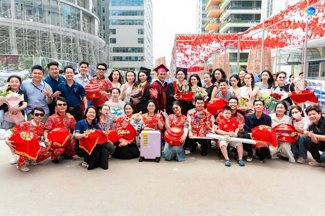 Độc lạ nhóm bạn trẻ ‘bê tráp’ chúc mừng tốt nghiệp như đám cưới - Ảnh 1.