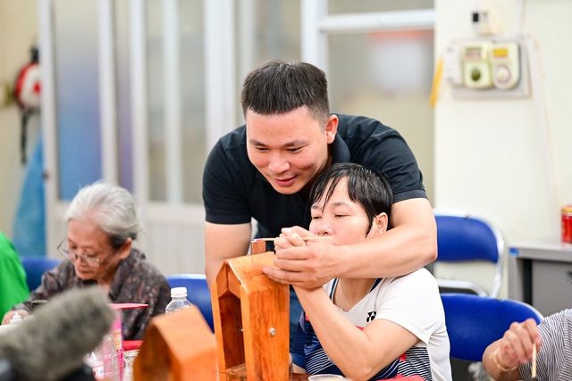 Những người thợ ở “Bệnh viện đồ da” - Ảnh 2.