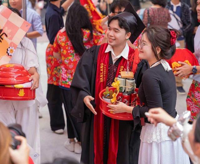 Độc lạ nhóm bạn trẻ ‘bê tráp’ chúc mừng tốt nghiệp như đám cưới - Ảnh 2.