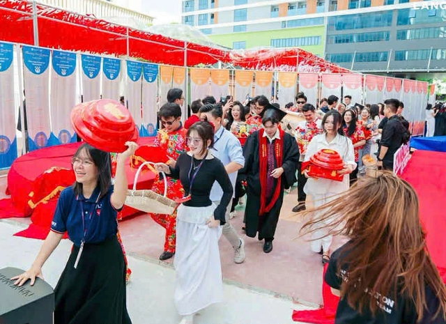 Độc lạ nhóm bạn trẻ ‘bê tráp’ chúc mừng tốt nghiệp như đám cưới - Ảnh 3.