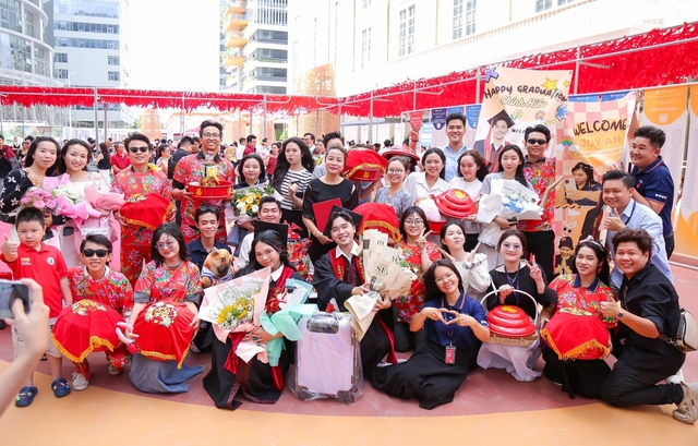 Độc lạ nhóm bạn trẻ ‘bê tráp’ chúc mừng tốt nghiệp như đám cưới - Ảnh 4.