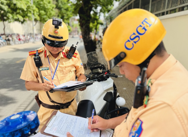 Rẽ phải khi đèn đỏ phạt tới 20 triệu: CSGT TP.HCM phạt nguội từ camera giao lộ - Ảnh 3.