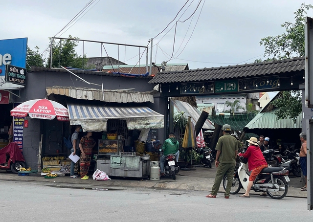 TP.HCM: Truy xét kẻ phóng hỏa đốt phòng trọ, cướp xe máy làm 2 người bị thương- Ảnh 1. TP.HCM: Truy xét kẻ phóng hỏa đốt phòng trọ, cướp xe máy làm 2 người bị thương- Ảnh 1.