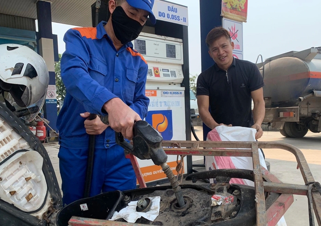 Giá xăng tăng, dầu giảm từ 15 giờ hôm nay- Ảnh 1.