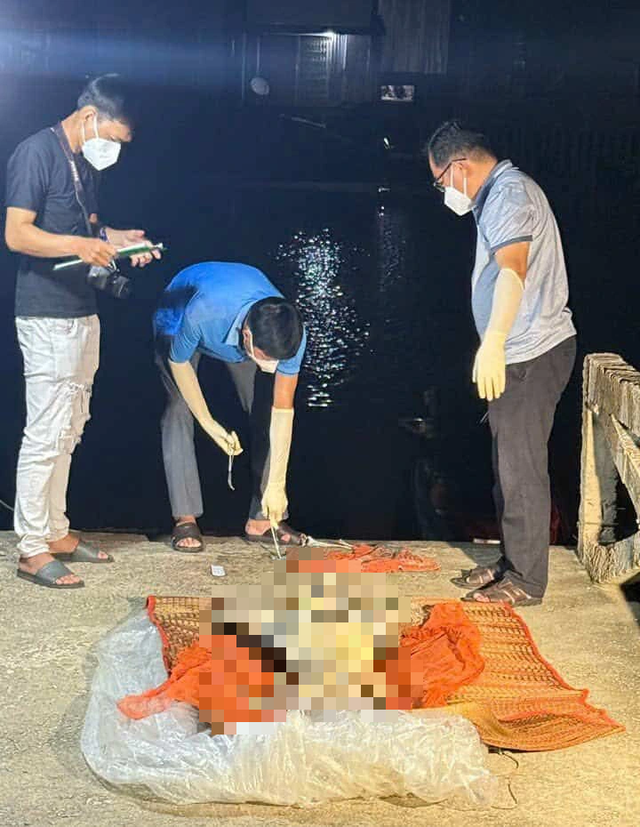 Thi thể không đầu trôi trên biển Cà Mau, mặc quần thun cam số 69   - Ảnh 1.