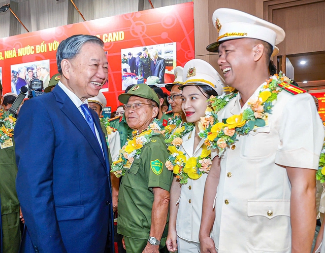 Giữ Tổ quốc bình yên: Nữ công an trẻ sáng tạo công nghệ phục vụ người dân - Ảnh 1.