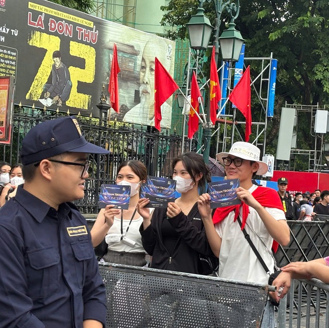 Trắng đ&ecirc;m chờ v&eacute; concert ' Việt Nam trong t&ocirc;i ' giữa H&agrave; Nội m&aacute;t mẻ - Ảnh 3.