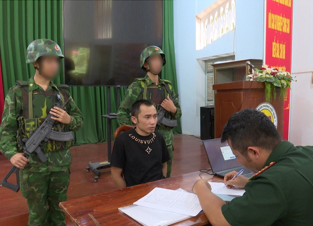 Tây Ninh: Bắt 2 đối tượng truy nã trong nhóm công dân Campuchia trao trả - Ảnh 2.