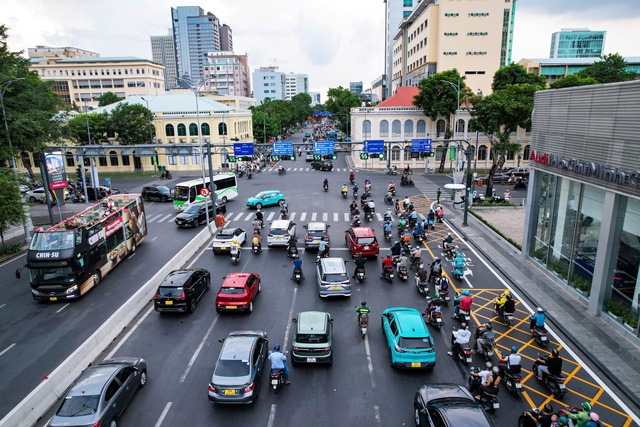 TP.HCM sẽ kẻ thêm nhiều vạch mắt võng cho xe rẽ phải khi đèn đỏ - Ảnh 2.