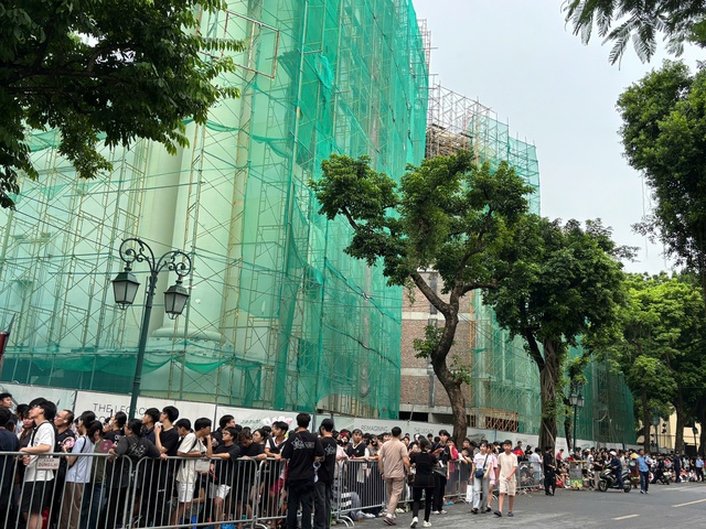 Trắng đ&ecirc;m chờ v&eacute; concert ' Việt Nam trong t&ocirc;i ' giữa H&agrave; Nội m&aacute;t mẻ - Ảnh 2.