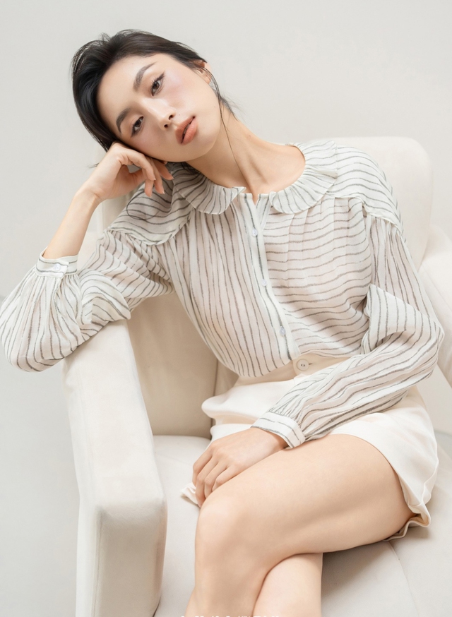 Đẹp xuất sắc khi nàng diện áo cách điệu vào mùa thu- Ảnh 2. Đẹp xuất sắc khi nàng diện áo cách điệu vào mùa thu- Ảnh 2.