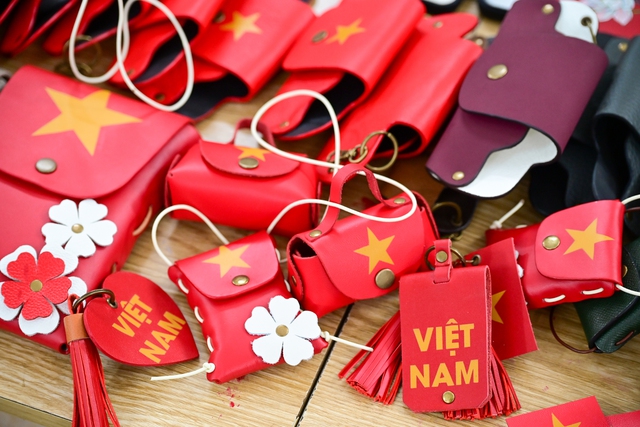 Những người thợ ở “Bệnh viện đồ da” - Ảnh 1.