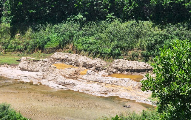 S&ocirc;ng Nước Xa bị 'xẻ thịt' c&ocirc;ng khai - Ảnh 2.