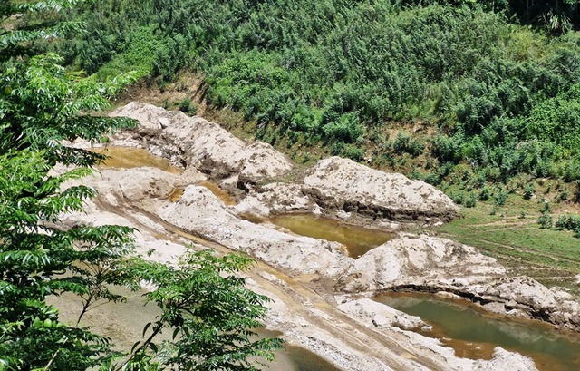 S&ocirc;ng Nước Xa bị 'xẻ thịt' c&ocirc;ng khai - Ảnh 3.