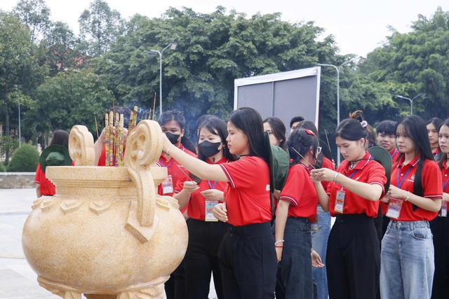 Hành trình 'hạt giống đỏ' khơi dậy khát vọng cống hiến và lòng tự hào dân tộc- Ảnh 1.