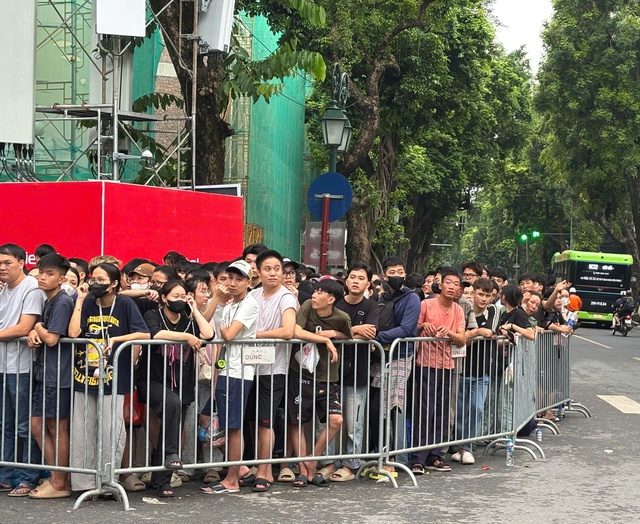 Trắng đ&ecirc;m chờ v&eacute; concert ' Việt Nam trong t&ocirc;i ' giữa H&agrave; Nội m&aacute;t mẻ - Ảnh 1.