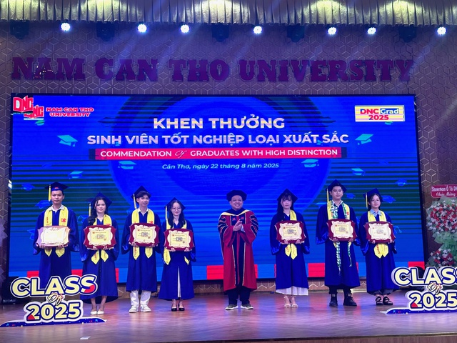 Trường ĐH Nam Cần Thơ trao bằng tốt nghiệp cho 2.500 sinh viên - Ảnh 1.