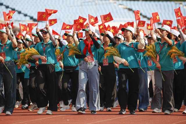 Vé máy bay, tàu xe 'nóng' cùng đại lễ- Ảnh 1. Vé máy bay, tàu xe 'nóng' cùng đại lễ- Ảnh 1.