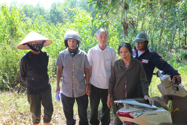 Bức x&uacute;c v&igrave; bị chặn đường ra nghĩa trang- Ảnh 1.