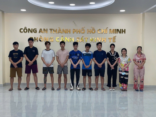 Bán khí cười trái phép, 10 người trong nhà hàng bị Công an TP.HCM bắt tạm giam - Ảnh 1.