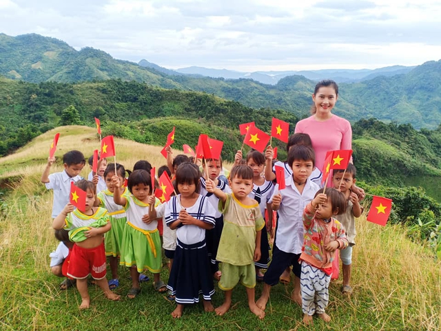 Cô giáo trẻ gieo chữ trên đỉnh Ngọc Linh- Ảnh 2. Cô giáo trẻ gieo chữ trên đỉnh Ngọc Linh- Ảnh 2.
