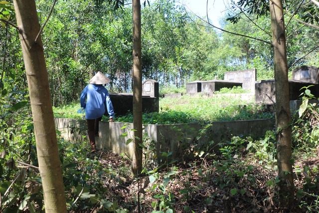 Bức x&uacute;c v&igrave; bị chặn đường ra nghĩa trang- Ảnh 3.