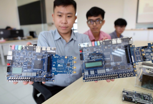 Điểm chuẩn ĐH 2025: Nhiều ngành trên 9 điểm/môn vẫn chưa chắc trúng tuyển - Ảnh 1.