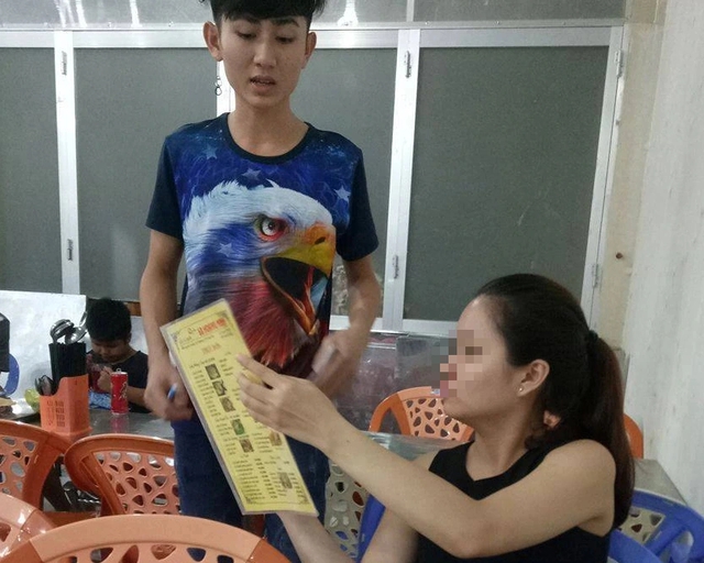 Áp lực 'làm dâu trăm họ' đằng sau nụ cười phục vụ - Ảnh 1.