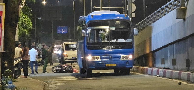 Tai nạn giao thông thương tâm trong mưa, cháu bé 2 tuổi tử vong - Ảnh 1.