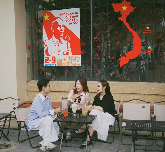 Giới trẻ 'săn' tọa độ cực chất xem diễu binh, bắn pháo hoa - Ảnh 3. Giới trẻ 'săn' tọa độ cực chất xem diễu binh, bắn pháo hoa - Ảnh 3.