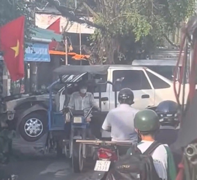 TP.HCM: Xác minh clip xe ba gác chở ô tô phía sau- Ảnh 1.