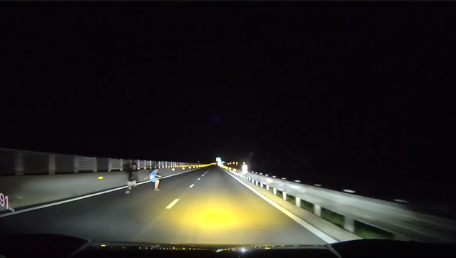 Nhiều ‘khách bộ hành’ đi lại trên cao tốc bắc nam đoạn qua Quảng Trị- Ảnh 2.