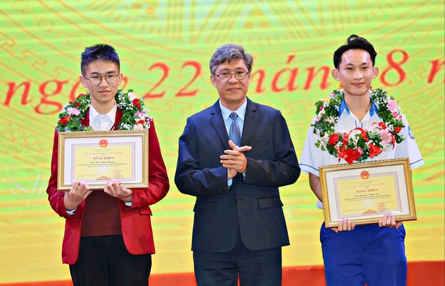 Lâm Đồng thưởng học sinh đạt Huy chương Bạc Olympic Tin học quốc tế 200 triệu đồng - Ảnh 2.