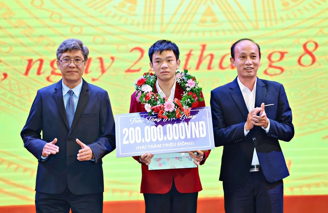 Lâm Đồng thưởng học sinh đạt Huy chương Bạc Olympic Tin học quốc tế 200 triệu đồng - Ảnh 1.