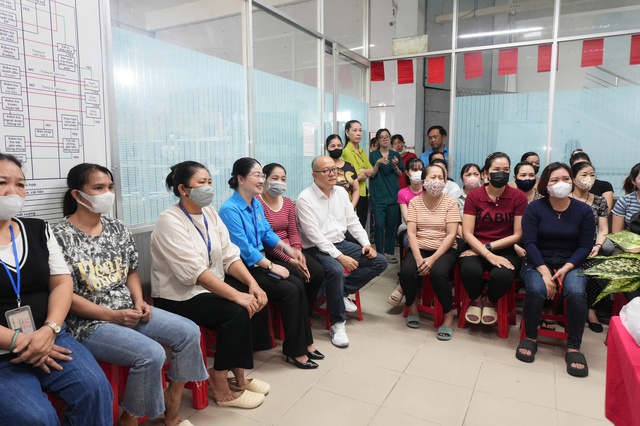 Gần 200 nữ công nhân được khám sức khỏe miễn phí - Ảnh 1.