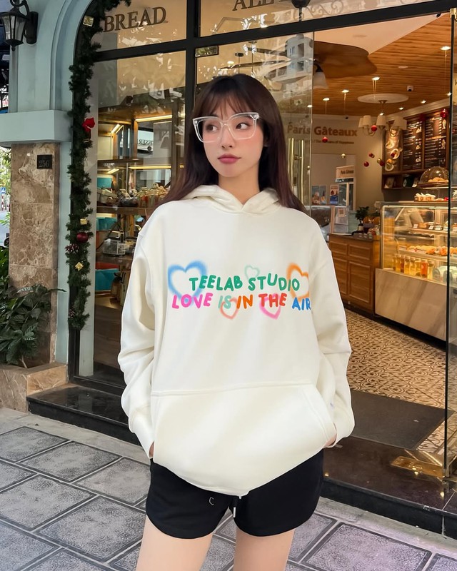 Áo hoodie, món đồ 'chất chơi' giúp nàng nổi bật những ngày đầu thu- Ảnh 2.