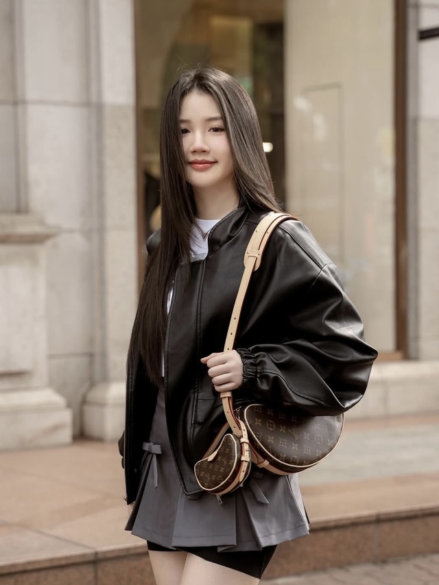 Áo bomber là lựa chọn năng động cho những ngày xuống phố- Ảnh 3. Áo bomber là lựa chọn năng động cho những ngày xuống phố- Ảnh 3.