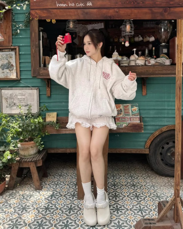 Áo hoodie, món đồ 'chất chơi' giúp nàng nổi bật những ngày đầu thu- Ảnh 3.