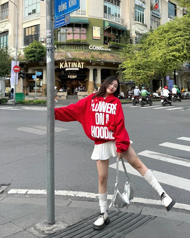 Áo hoodie, món đồ 'chất chơi' giúp nàng nổi bật những ngày đầu thu- Ảnh 4.